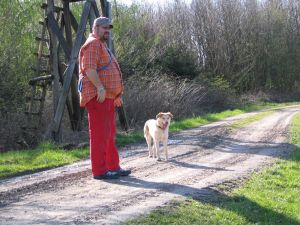 Christian Bauer und Cookie sehen in die gleiche Richtung